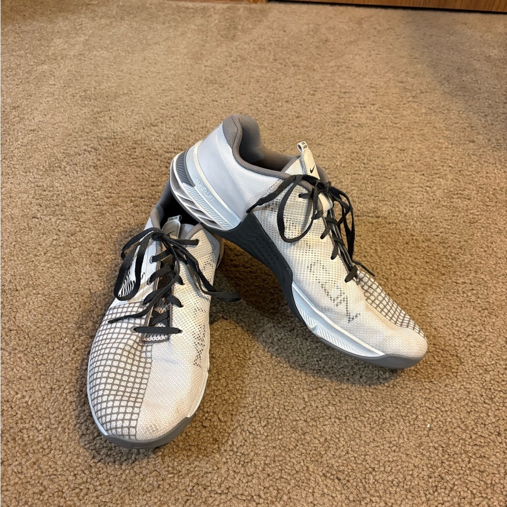 Nike Metcons 8 in the Color Photon Dust- Training/Lifting Shoe